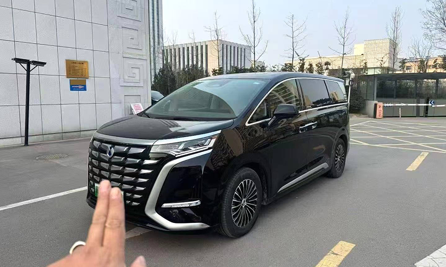 Denza-D9-Used Denza D9 2022 Model DM-i 1.5T CVT 1040 Premium Edition 1.5T 139HP L4 E-CVT PHEV 40.06kWh 190km