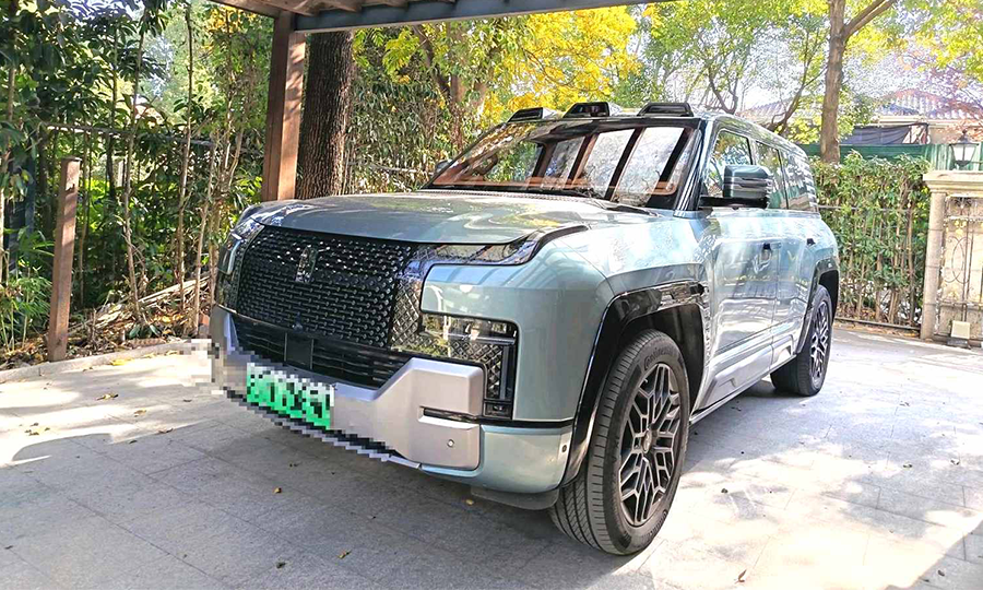 YANGWANG-U8-Used Yangwang U8 2023 Model Luxury Edition 2.0T 272HP L4 AT REEV 49.05kWh 180km