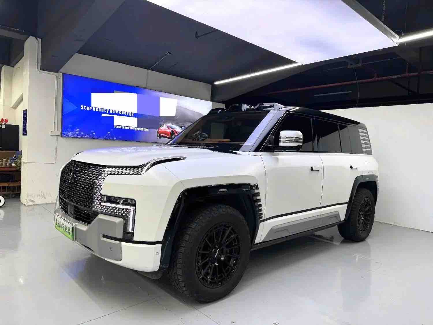 Used Yangwang U8 2023 Model Luxury Edition 2.0T 272HP L4 AT REEV 49.05kWh 180km