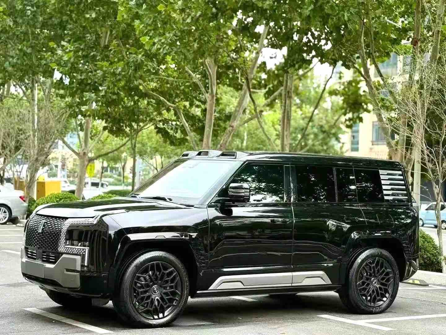 Used Yangwang U8 2023 Model Luxury Edition 2.0T 272HP L4 AT REEV 49.05kWh 180km